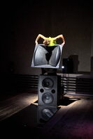 Fixed Media Installation mit menschlicher Figur (Brigitte Wilfing)  im Semperdepot. Ein Bild der Unvollständigkeit, weil der Sound und die Weite des Raumes fehlen. 