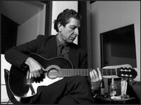 ´Leonard Cohen Mitte 1980 in den Lower Manhattan Recording Studios. © 2022 POLYFI/ Oliver Morris/Getty Images 