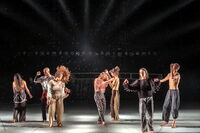 Auch wenn sich die Tanzenden auf der großen Bühnen verteilen, sie bleiben immer ein Tanzkörper. 
