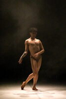 Der Tänzer Sun Phitthaya Phaefuang, genannt Amazon Sun. Er stammt aus Thailand und hat in Norwegen studiert. 