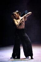 Helen Clare Kinney vor Daniel Vizcayo in Marco Goeckes für Wien geschaffenes Ballett „Fly Paper Bird“.