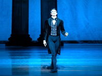Brendan Saye, ein Tänzer zum Verlieben, als Onegin, ein ekelhafter Gockel.