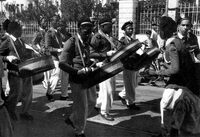 Eine Steelband in Port of Spain in den frühen 1950er-Jahren. Die Steel Pan oder Steel Drum wurde in den 1930er-Jahren auf Trinidad erfunden und ist dort das Nationalinstrument. © wikipedi / gemeinfrei 