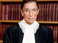 Die amerikanische Juristin Ruth Bader-Ginsbug pflegte die dunklen Roben durch gestickte Jabots aufzulockern. © dallasvoice.com