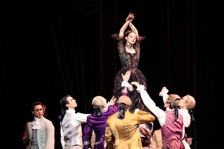 Im Salon von Madame, die Manon (Madison Young) hochleben.