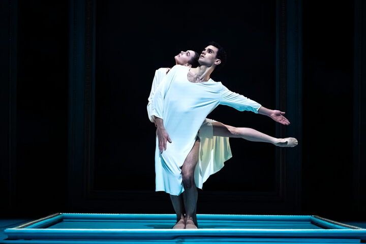 Das Teenagerpaar im Nachtgewand. (Elena Bottaro, Andrés GarciaTorres )